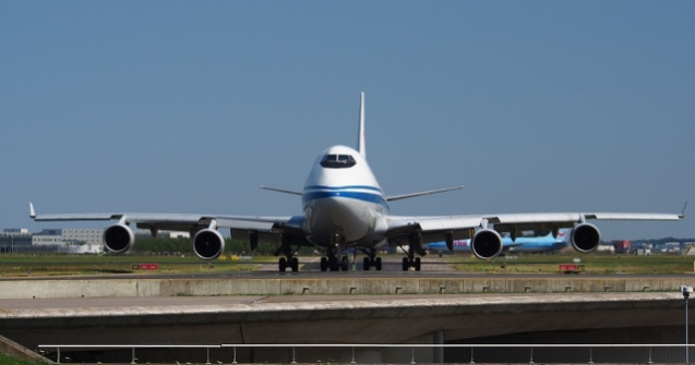 O cursa aeriana a fost deviata dupa ce un pasager a amenintat un insotitor de bord cu un stilou