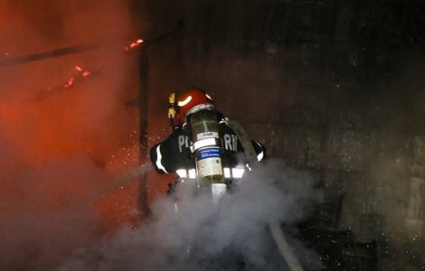 Incendiu la un depozit de mobila din Bucuresti