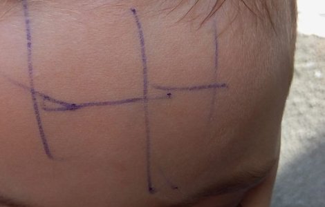 Educatoare anchetata dupa ce a scris cu pixul pe fruntea unui copil de 4 ani