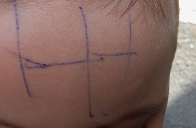 Educatoare anchetata dupa ce a scris cu pixul pe fruntea unui copil de 4 ani