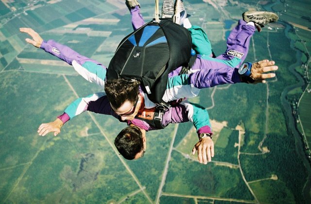 Saltul cu parasuta: 10+ imagini ametitoare care iti vor taia respiratia