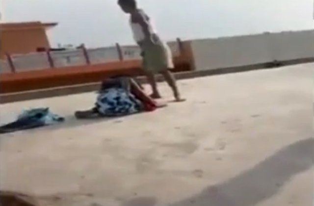 Fetita de 12 ani, surprinsa in timp ce sarea de pe acoperis pentru a scapa de bataile tatalui/ VIDEO