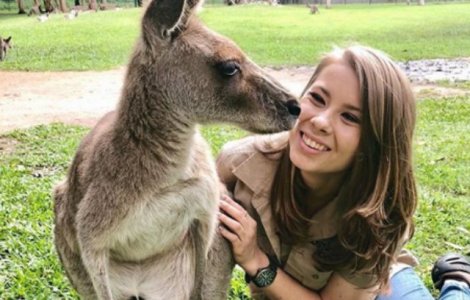 Fiica lui Steve Irwin calca pe urmele tatalui sau si are aceeasi slabiciune pentru animale. Cum arata acum tanara