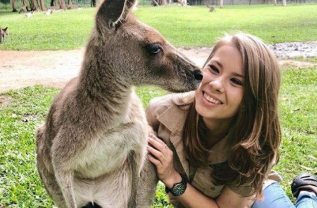 Fiica lui Steve Irwin calca pe urmele tatalui sau si are aceeasi slabiciune pentru animale. Cum arata acum tanara