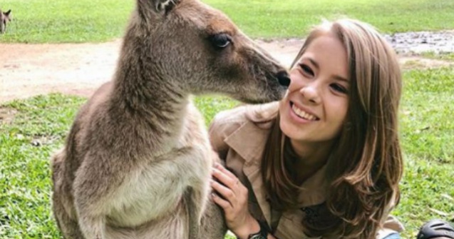 Fiica lui Steve Irwin calca pe urmele tatalui sau si are aceeasi slabiciune pentru animale. Cum arata acum tanara