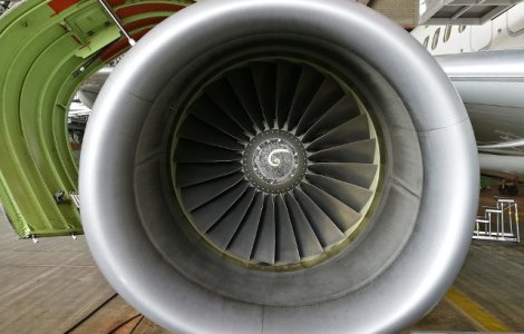 O femeie a murit dupa ce motorul unui avion a explodat in timpul zborului/ VIDEO