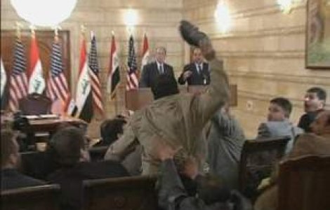 2x10 milioane dolari pentru pantofii aruncati spre Bush