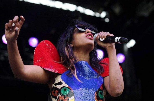 Cantec in memoria cantaretei Amy Winehouse