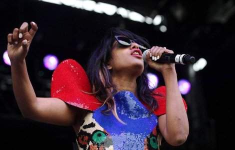 Cantec in memoria cantaretei Amy Winehouse