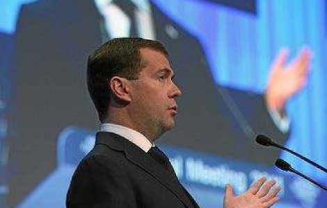 Medvedev, ironizat intr-o serie de afise aparute pe strazile din Moscova