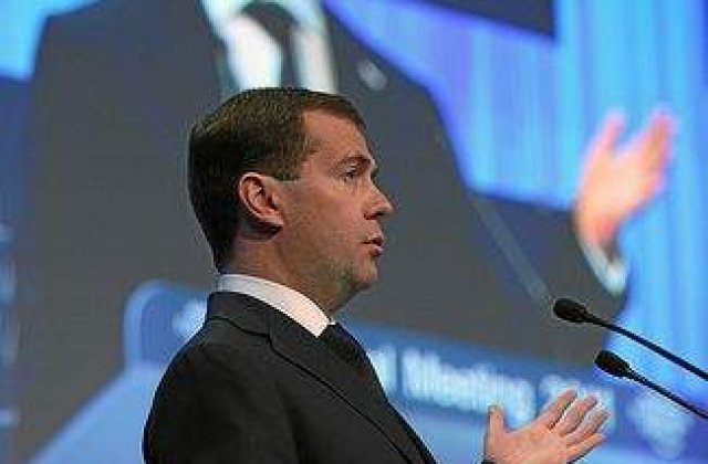 Medvedev, ironizat intr-o serie de afise aparute pe strazile din Moscova