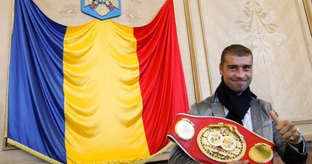 Mircea Geoana il premiaza pe Bute pentru victoria in fata lui Mendy