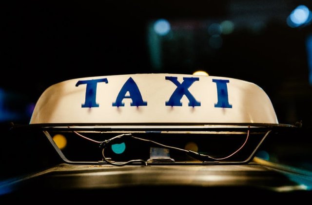 Un sofer de taxi si pasagerul acestuia au fost implicati intr-un atac cu sabia