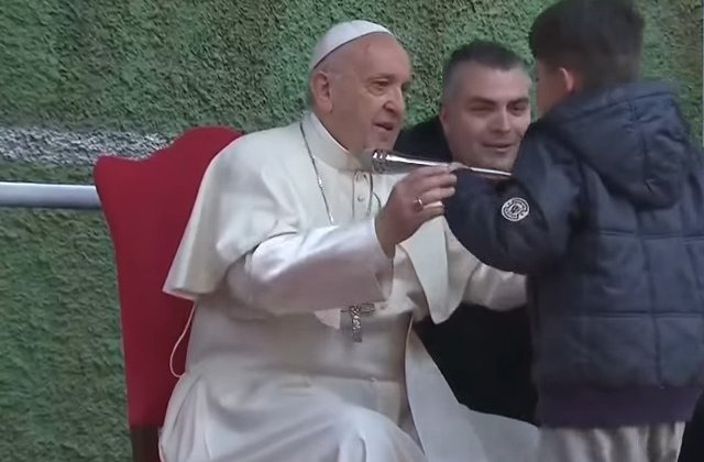 Raspunsul Papei Francisc dupa ce a fost intrebat de un copil daca tatal ateu a ajuns in Rai / VIDEO