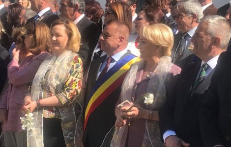 Copii de gradinita, pusi sa defileze in fata premierului Dancila pe ritmuri de fanfara / VIDEO