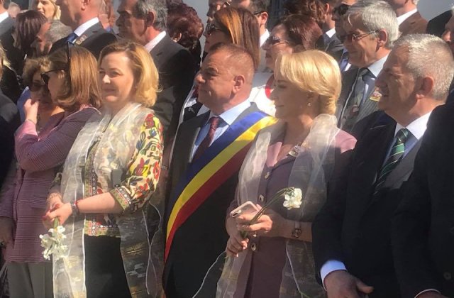 Copii de gradinita, pusi sa defileze in fata premierului Dancila pe ritmuri de fanfara / VIDEO
