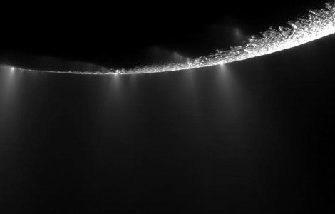 Descoperire uimitoare: Saturn este `stropit` cu apa de pe Enceladus