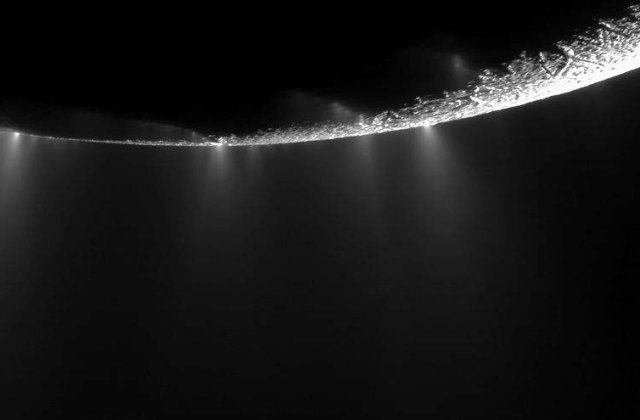 Descoperire uimitoare: Saturn este `stropit` cu apa de pe Enceladus