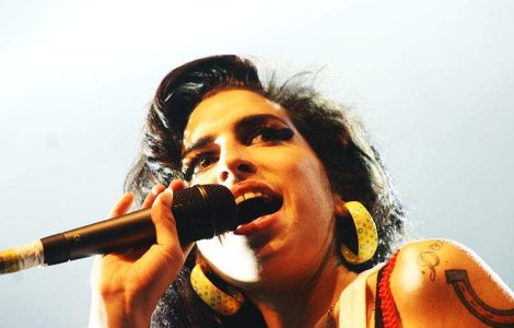  Video  Amy Winehouse, de vorba cu un pui de soarece