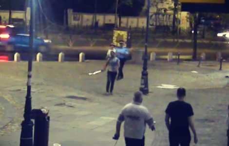 Un tanar inarmat cu o sabie care isi cauta soacra, prins de politisti in Centrul Vechi al Capitalei/ VIDEO