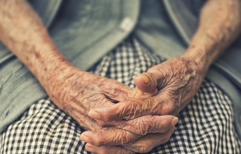 Un tanar a fost retinut dupa ce a talharit si a amenintat o batrana cu o bata de lemn
