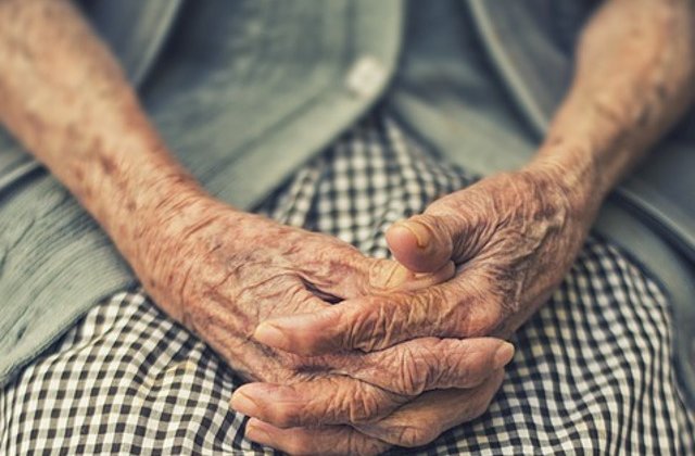 Un tanar a fost retinut dupa ce a talharit si a amenintat o batrana cu o bata de lemn