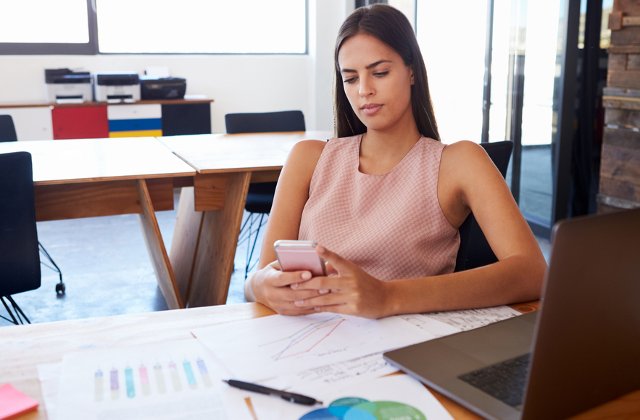 Cum sa fii mai productiv. 5 moduri in care poti folosi telefonul mobil pentru munca
