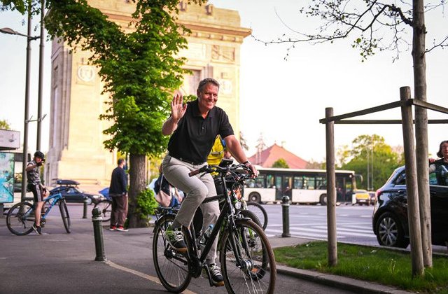 Klaus Iohannis, la plimbare cu bicicleta in Herastrau: Traficul din Capitala este infernal/ FOTO