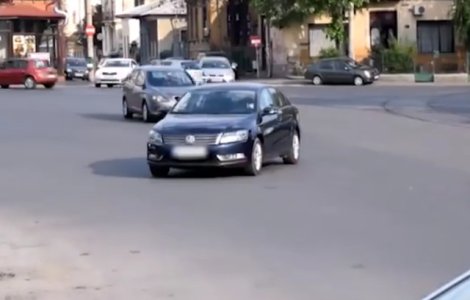 O femeie si-a parcat masina intr-o intersectie si a lasat-o acolo peste noapte / VIDEO