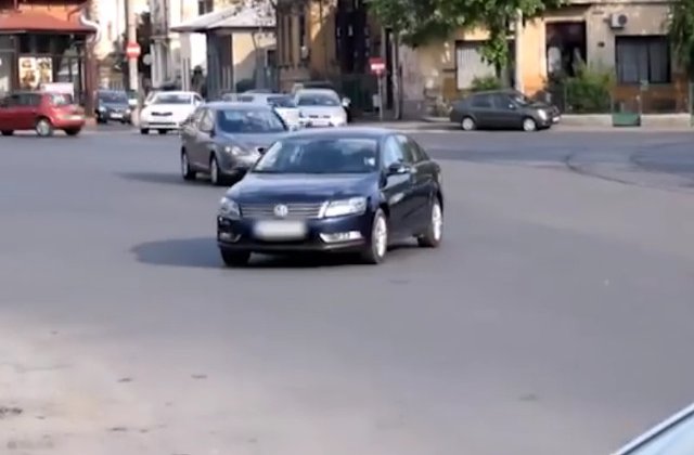 O femeie si-a parcat masina intr-o intersectie si a lasat-o acolo peste noapte / VIDEO