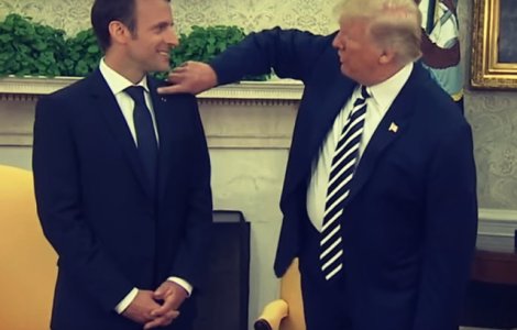 Momentul in care Donald Trump ii sterge lui Emmanuel Macron matreata de pe costum in fata presei/ VIDEO