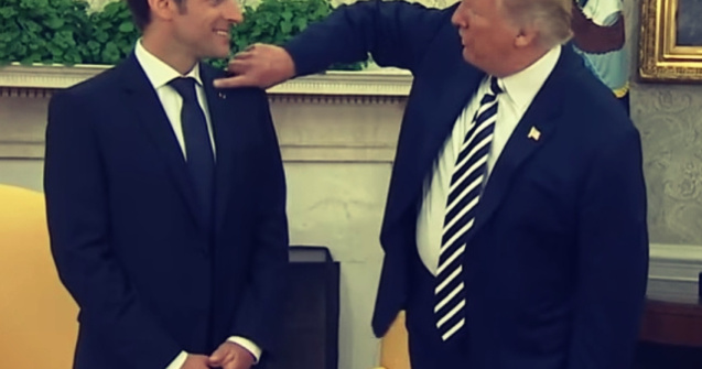 Momentul in care Donald Trump ii sterge lui Emmanuel Macron matreata de pe costum in fata presei/ VIDEO