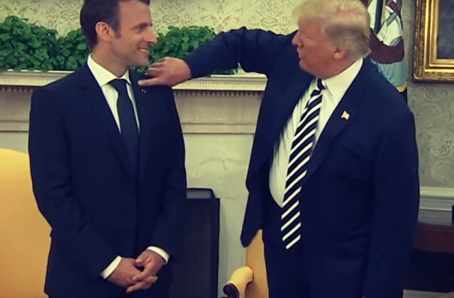 Momentul in care Donald Trump ii sterge lui Emmanuel Macron matreata de pe costum in fata presei/ VIDEO