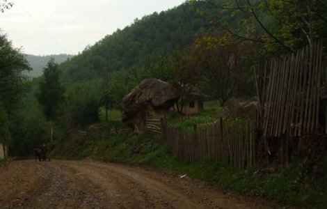 INS: Peste o treime din drumurile publice din Romania sunt pietruite