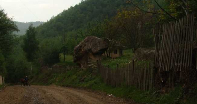 INS: Peste o treime din drumurile publice din Romania sunt pietruite