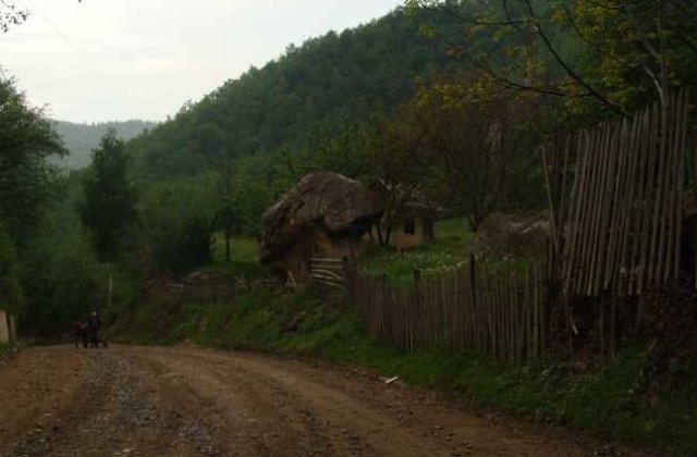 INS: Peste o treime din drumurile publice din Romania sunt pietruite si de pamant