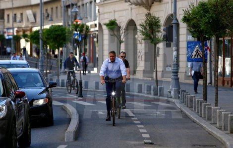 Presedintele Klaus Iohannis s-a dus la Cotroceni cu bicicleta / VIDEO
