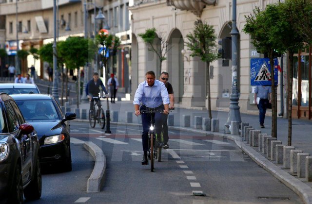 Presedintele Klaus Iohannis s-a dus la Cotroceni cu bicicleta / VIDEO