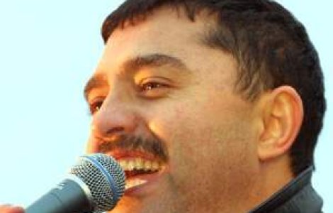 De Revelion, manelistii se pupa cu animalele si se dezbraca in chiloti