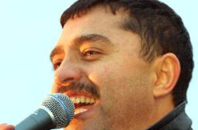 De Revelion, manelistii se pupa cu animalele si se dezbraca in chiloti 