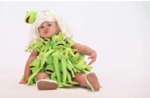 [VIDEO] Lady Gaga creaaza haine pentu bebelusii "monstruleti"