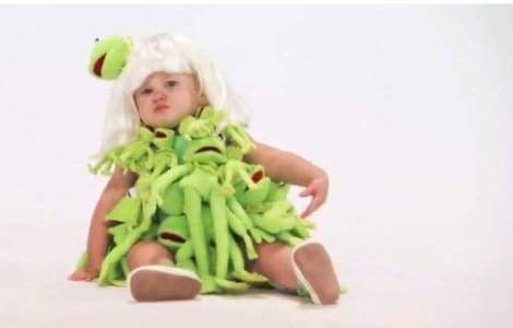  Video  Lady Gaga creaaza haine pentu bebelusii "monstruleti"