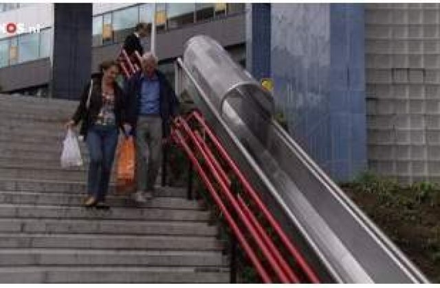 [VIDEO] Olanda:  Pe scari sau pe tobogan, la gara?