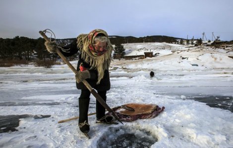 O batrana de 76 de ani traieste singura intr-o localitate siberiana si patineaza in fiecare zi