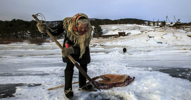 O batrana de 76 de ani traieste singura intr-o localitate siberiana si patineaza in fiecare zi