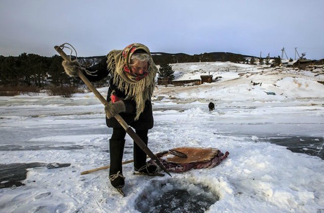 O batrana de 76 de ani traieste singura intr-o localitate siberiana si patineaza in fiecare zi