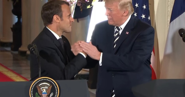 Gesturile de afectiune dintre Macron si Trump starnesc amuzamentul americanilor/ VIDEO