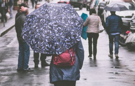 Localitati din trei judete, sub cod GALBEN de averse si descarcari electrice