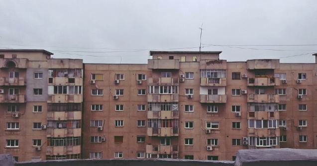 Un copil de un an a cazut de la etajul doi, in timp ce mama se afla in casa