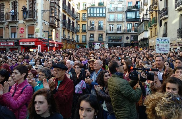 Protest in Spania, dupa ce 5 tineri care au violat o fata de 18 ani au primit o pedeapsa 9 ani de inchisoare/ VIDEO